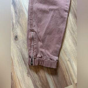 Colored crop jeans with zipper